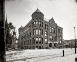 The Minneapolis Public Library circa 1900-1906. This 1884 Romanesque Revival building, designed by Long and Kees, was razed in the 1950s and is now a parking lot. Detroit Publishing Company glass negative. View full size.