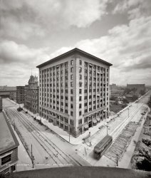 Minneapolis, Minnesota, circa 1905. "Chamber of Commerce." 8x10 inch dry plate glass negative, Detroit Publishing Company. View full size.