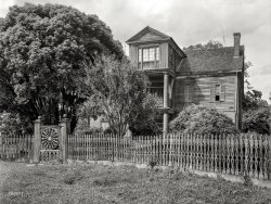 1938. "Splane House at Arlington Plantation. Washington, St. Landry Parish, Louisiana. Built 1829 by Major Amos Webb; purchased ca. 1870 by the Misses Splane." 8x10 acetate negative by Frances Benjamin Johnston. View full size.