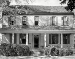 1938. "Hollywood. Caldwell vicinity, Mecklenburg County, North Carolina. Structure dates to 1800; original owner Robert Davidson." 8x10 inch acetate negative by Frances Benjamin Johnston. View full size.
