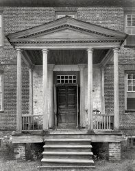 1935. "Little England, Bena vicinity, Gloucester County, Virginia." 8x10 inch acetate negative by Frances Benjamin Johnston. View full size.