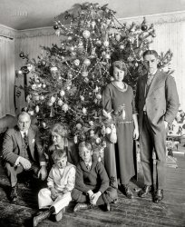 "Dickey Christmas tree, 1922." Our annual holiday visit with the family of Washington lawyer Raymond Dickey, who has a decade's worth of Christmas portraits in the archives of the National Photo Company. Some of which turned out better than others. View full size.