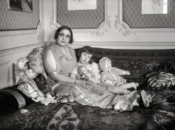 New York circa 1924. "Koshetz and child." The soprano Nina Koshetz and her daughter Marina Schubert. 5x7 glass negative, Bain News Service. View full size.