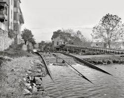 Boonton, New Jersey, circa 1900. "Top of plane, Morris and Essex Canal." 8x10 inch dry plate glass negative, Detroit Photographic Company. View full size.