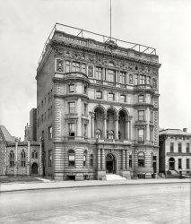 Indianapolis circa 1904. "Columbia Club on Monument Circle." Built out to the lot line. 8x10 inch dry plate glass negative, Detroit Publishing Co. View full size.