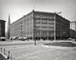 1905. "Yates Hotel, Syracuse, N.Y." Opened in 1892 and demolished in 1971, "the most elegant hotel outside Manhattan" is now a parking lot. View full size.