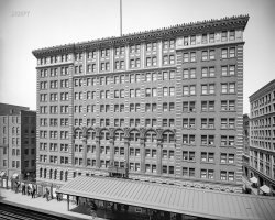 Boston circa 1906. "Atlantic Avenue elevated at Hotel Essex (Terminal Hotel)." Completed in 1900, now the Plymouth Rock Building. 8x10 glass negative, Detroit Publishing. View full size.