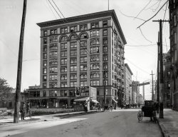 Toledo, Ohio, circa 1900. "Spitzer Building, Madison Avenue and Huron Street." 8x10 inch glass negative, Detroit Publishing Company. View full size.
