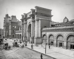 Circa 1905. "North Union Station -- Boston, Massachusetts." Revisiting a scene glimpsed here V minutes earlier, and XXXIV minutes earlier, as well as in an entirely different century. VIIIxX inch dry plate glass negative, Detroit Publishing Company. View full size.