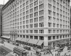 Chicago circa 1907. "Marshall Field & Co. store, State and Washington Streets." 8x10 inch glass negative ("possibly by Hans Behm"), Detroit Publishing Company. View full size.