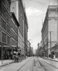 Louisville, Kentucky, circa 1905. "Fourth Street." Note the steamroller at right. 8x10 inch dry plate glass negative, Detroit Publishing Company. View full size.