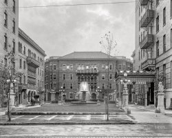Philadelphia circa 1908. "Hamilton Court -- front interior court." Our second look at these imposing apartments. 8x10 inch glass negative, Detroit Publishing Company. View full size.