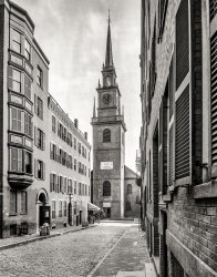 THE SIGNAL LANTERNS OF
PAUL REVERE
DISPLAYED IN THE STEEPLE OF THIS CHURCH
APRIL 18 1775
WARNED THE COUNTRY OF THE MARCH
OF BRITISH TROOPS TO
LEXINGTON AND CONCORD.
Boston, Massachusetts, circa 1909. "Christ Church (Old North)." 8x10 inch dry plate glass negative, Detroit Publishing Company. View full size.
