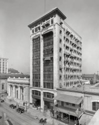 Jacksonville circa 1910. "Bisbee Building on Bankers' Row." The city's first sky&shy;scraper, still standing on Forsyth Street. 8x10 glass negative. View full size.