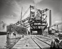 Circa 1905. "Freighter Manda unloading ore, Cleveland, Ohio." 8x10 inch dry plate glass negative, Detroit Publishing Company. View full size.