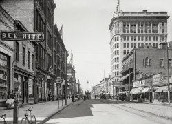 Circa 1905. "Broughton Street -- Savannah, Georgia." Starring the National Bank of Savannah, with the Bee Hive in a supporting role. 5x7 inch dry plate glass negative. View full size.