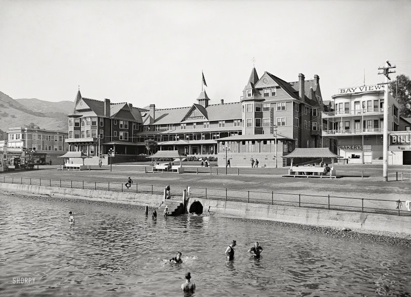 The Metropole: 1915 Avalon, Calif., circa 1915. "Bathers at Hotel Metropole, Catalina Island." And yet another popcorn stand. 5x7 glass negative, Detroit Publishing Co. View full size.