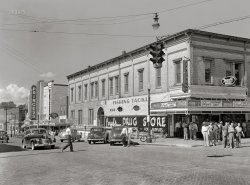 July 1942. "Decatur, Alabama. War production center (Ingalls Shipbuilding Co.) on the Tennessee River." Acetate negative by Jack Delano, Office of War Information. View full size.