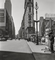 September 1942. "New York, New York. Looking north south on Broadway at Times Square." Acetate negative by Marjory Collins for the Office of War Information. View full size.

