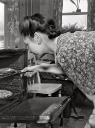 November 1942. "Neffsville, Pennsylvania. Mrs. Earle Landis taking Thanksgiving pies from the oven." Acetate negative by Marjory Collins for the Office of War Information. View full size.