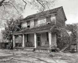 Circa 1936. "Georgetown. Georgetown County, South Carolina. Small houses, Series 2, Mansfield's Quarters." What this place lacks in granite countertops, it makes up for in cozy. Photo by Frances Benjamin Johnston. View full size.
