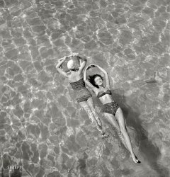 October 1948. "Bathing suit models in swimming pool." Bikini much? Not atoll. Anyone seen my gingham handkerchief? Photo by Toni Frissell. View full size.
