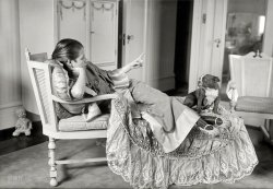 November 19, 1917. New York. "Frances White." A singer of brief renown (for "The Spelling Song"), Frances, seen here at age 19, was half of the vaudeville team Rock & White. Bain News Service glass negative. View full size.