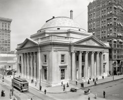 Philadelphia circa 1909. "Girard Trust Company." 8x10 inch dry plate glass negative, Detroit Publishing Company. View full size.