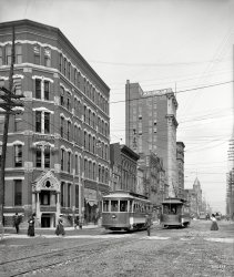 Continuing our tour of Louisville. "Market Street and Lincoln Savings Bank." Two things to watch out for when crossing the street in Louisville: No. 1, streetcars, and No. 2. Detroit Publishing Company glass negative. View full size.